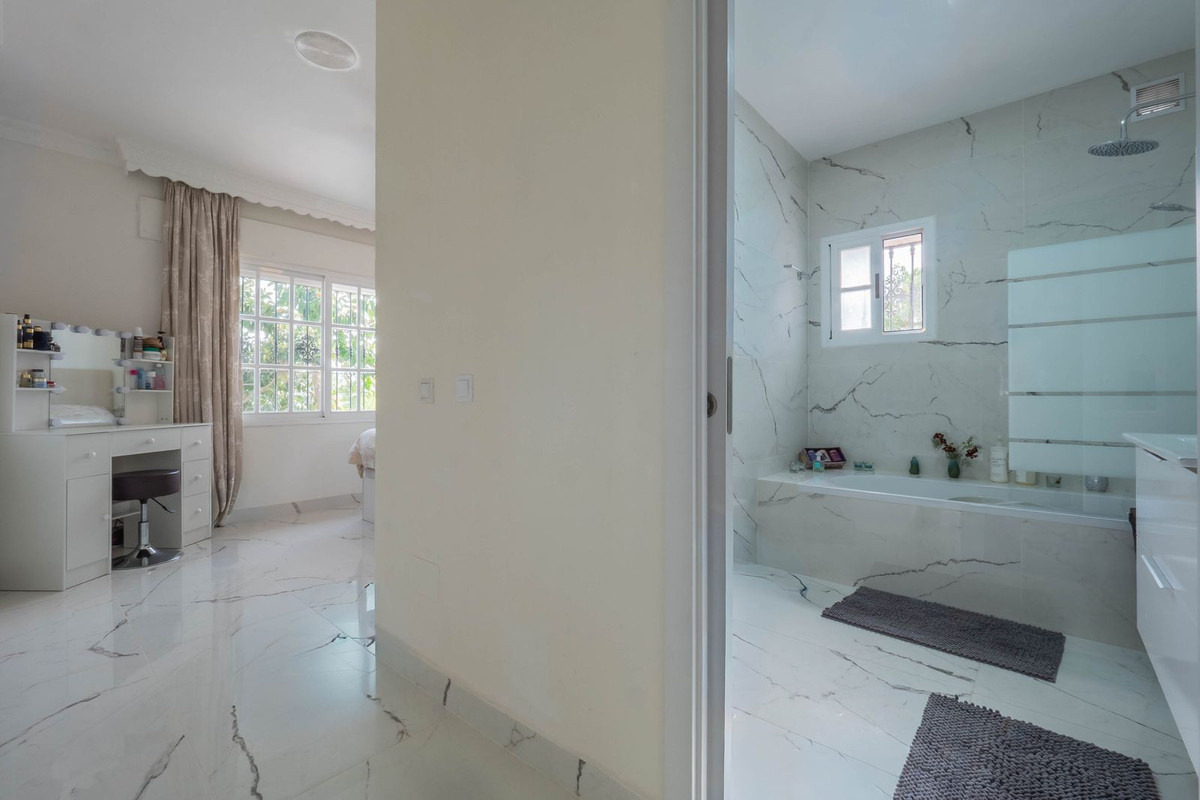 Coin, Malaga, 3 Bedrooms Bedrooms, ,2 BathroomsBathrooms,For Sale,R5317546