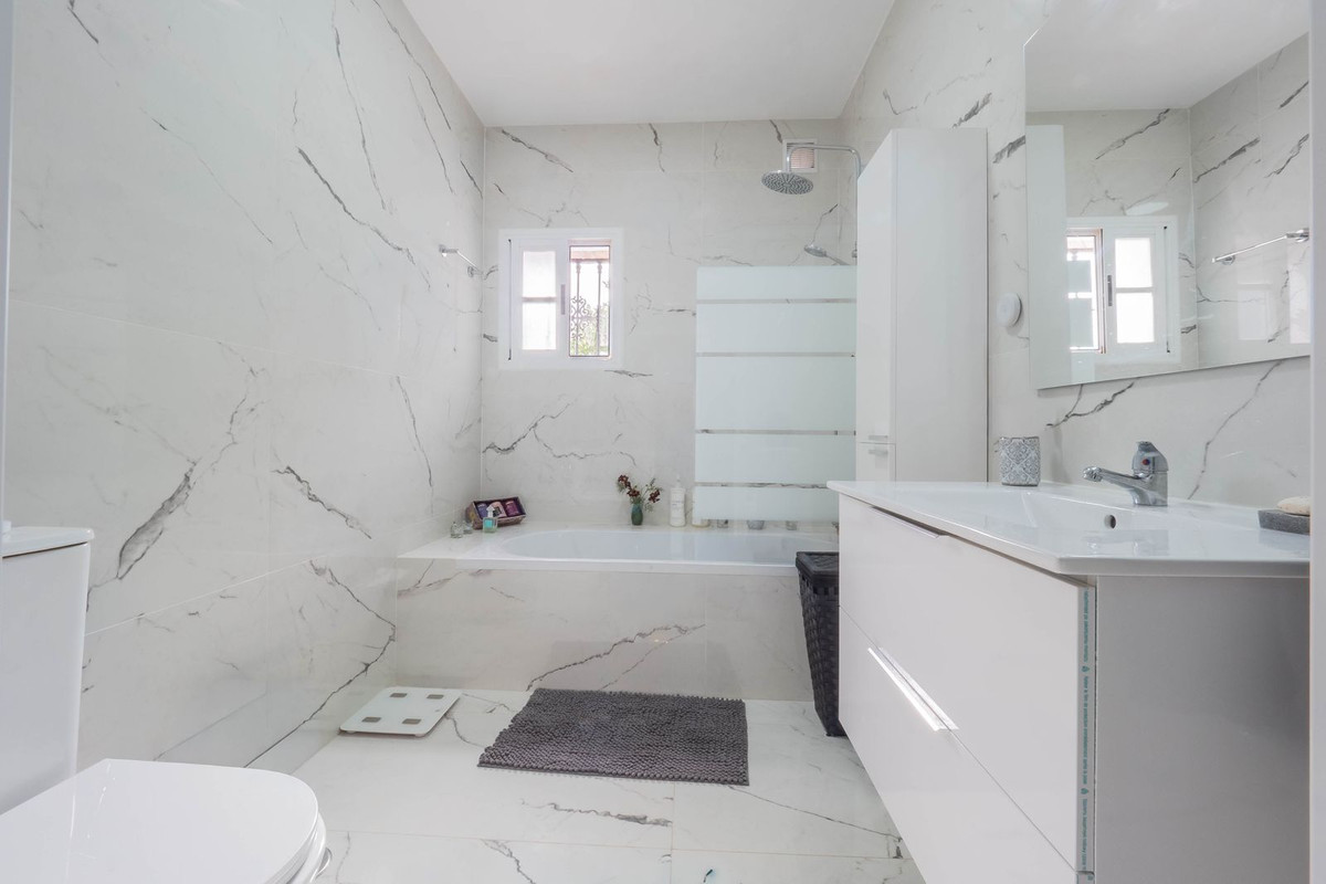 Coin, Malaga, 3 Bedrooms Bedrooms, ,2 BathroomsBathrooms,For Sale,R5317546