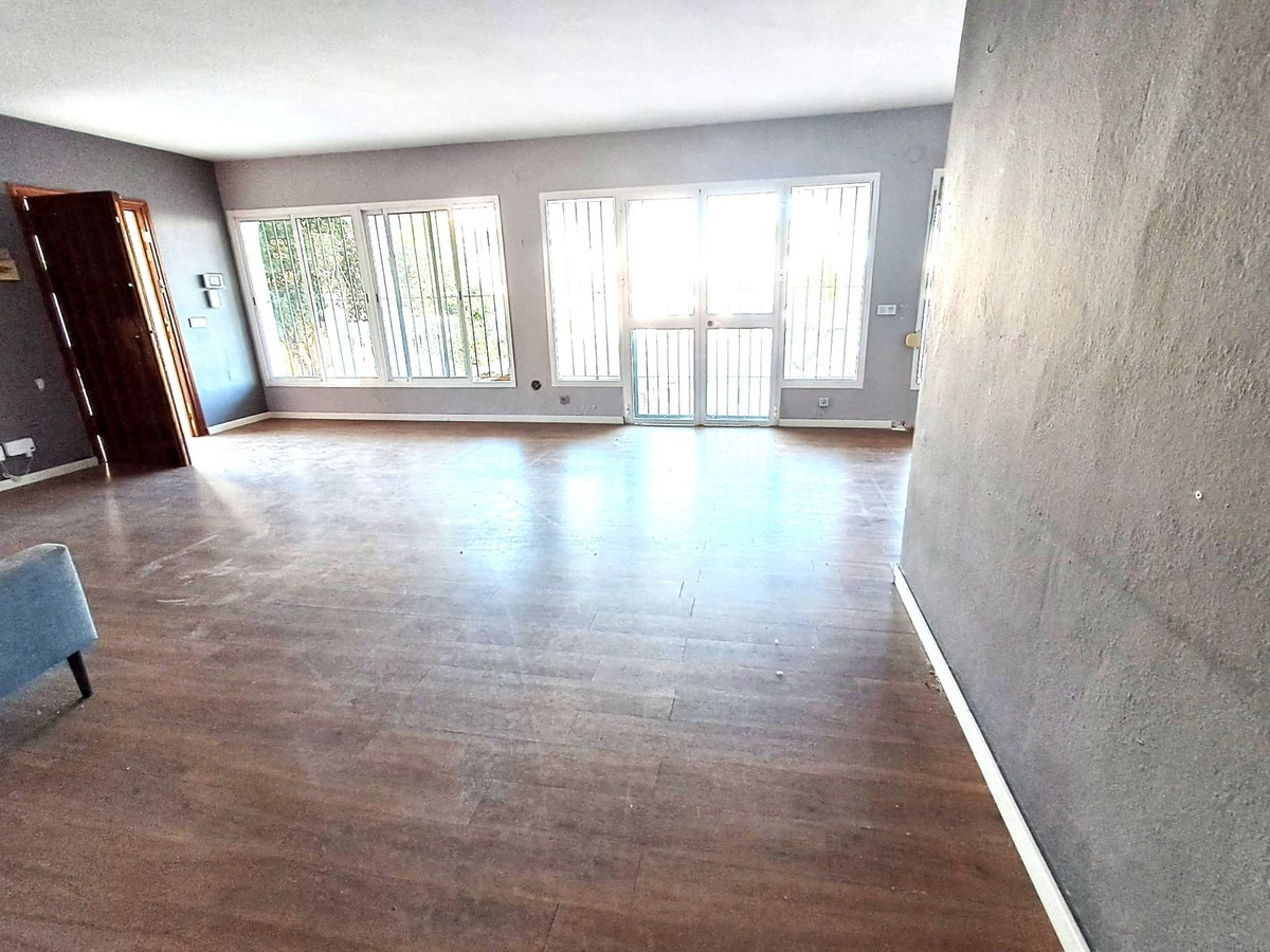 5 Bed, 2 Bath, HouseFor Sale, Estepona, Malaga