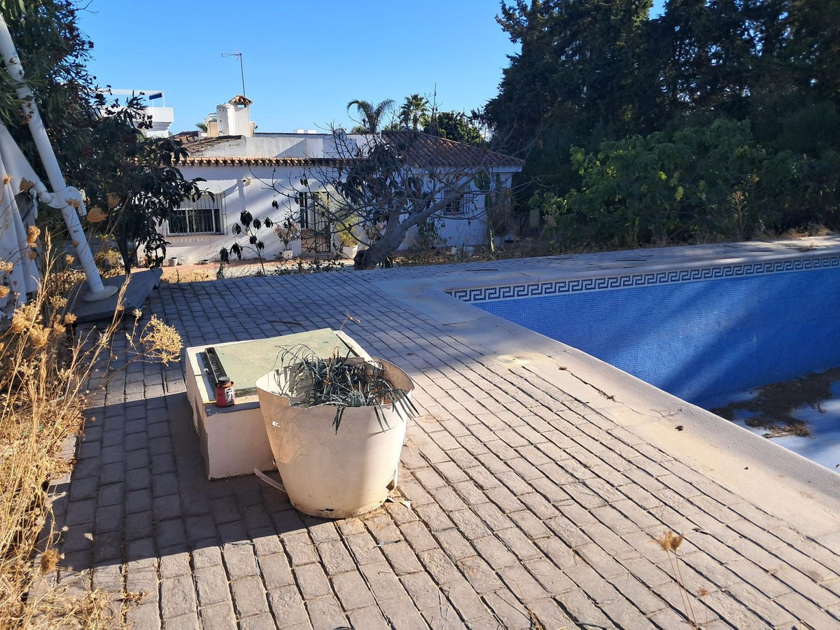 5 Bed, 2 Bath, HouseFor Sale, Estepona, Malaga