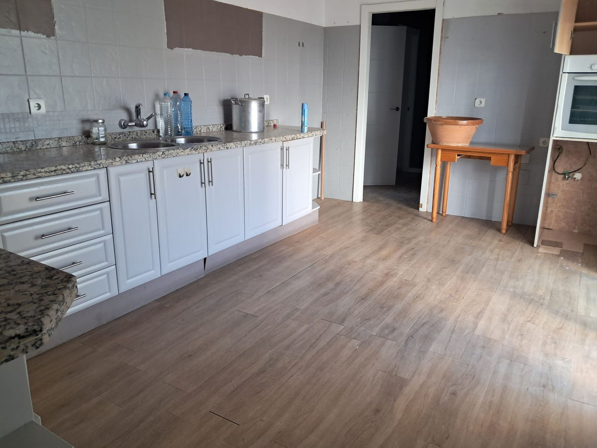 5 Bed, 2 Bath, HouseFor Sale, Estepona, Malaga