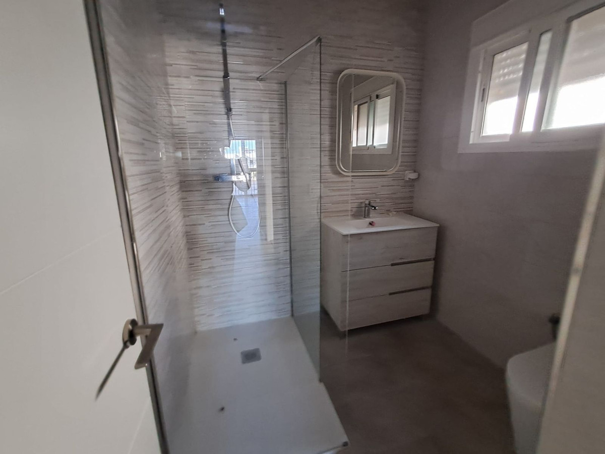 5 Bed, 2 Bath, HouseFor Sale, Estepona, Malaga