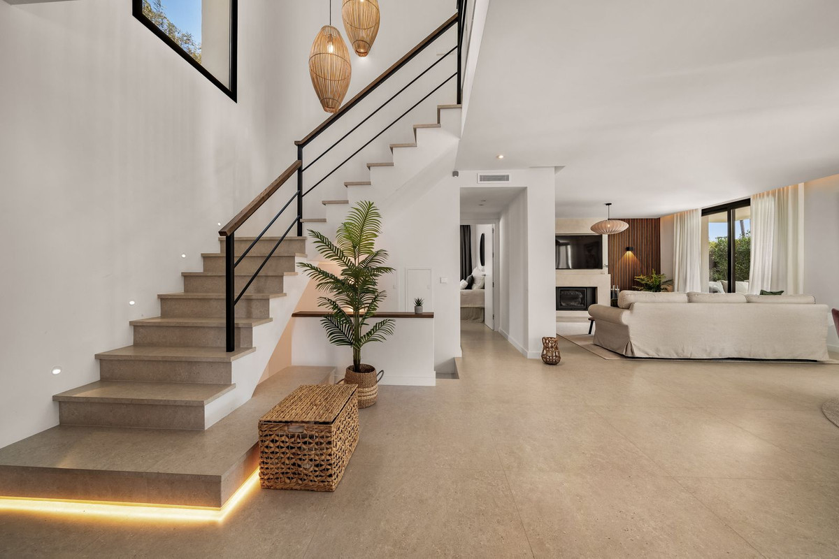 4 Bed, 4 Bath, HouseFor Sale, Nueva Andalucia, Malaga