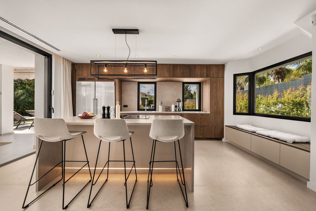 4 Bed, 4 Bath, HouseFor Sale, Nueva Andalucia, Malaga