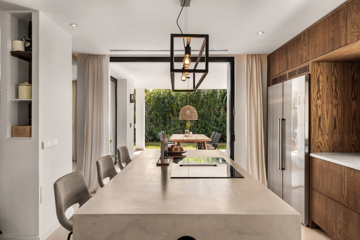 4 Bed, 4 Bath, HouseFor Sale, Nueva Andalucia, Malaga