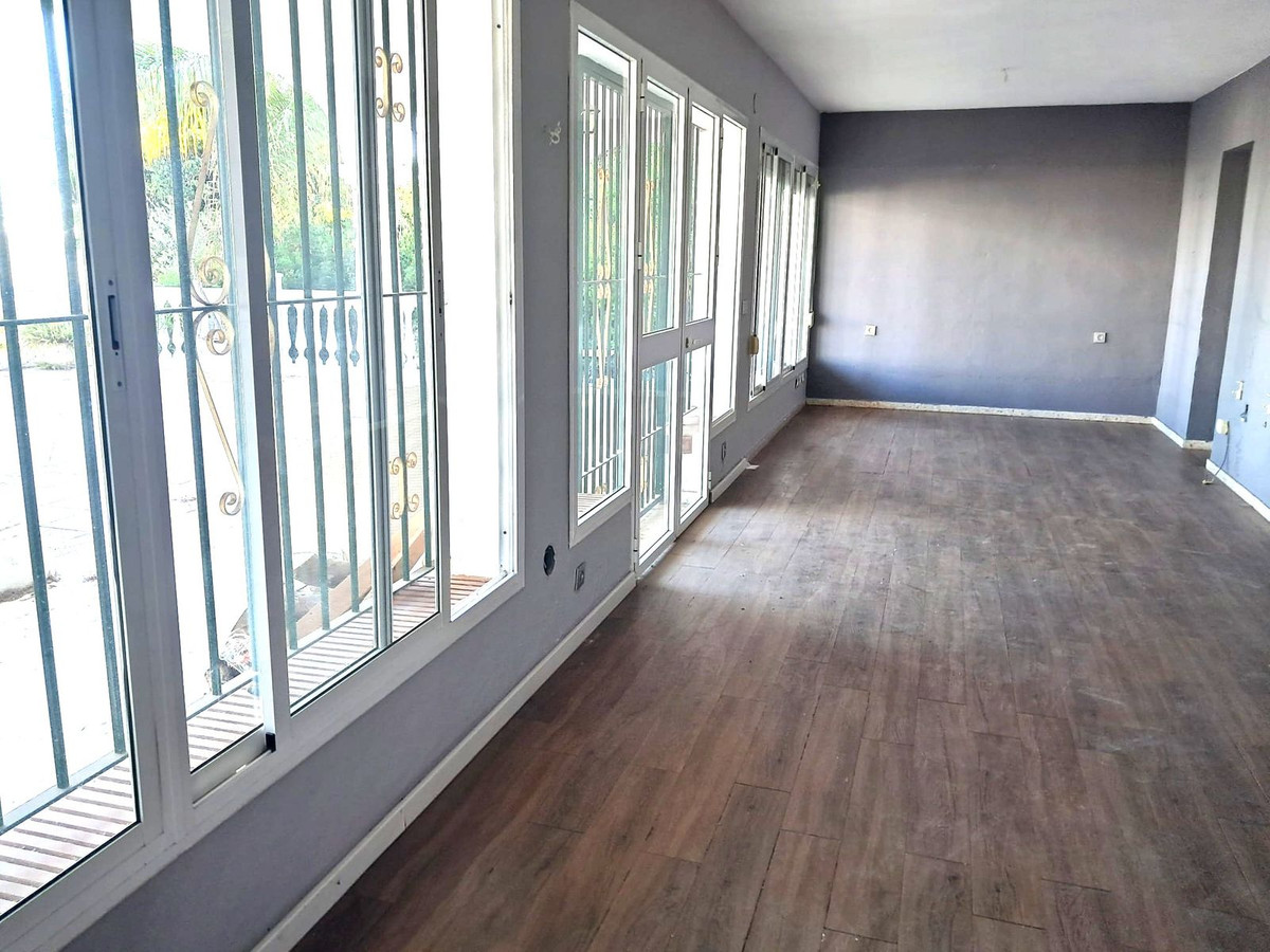 5 Bed, 2 Bath, HouseFor Sale, Estepona, Malaga