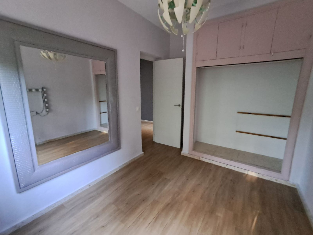 5 Bed, 2 Bath, HouseFor Sale, Estepona, Malaga