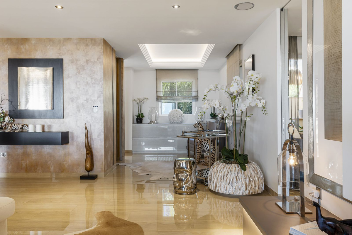 4 Bed, 3 Bath, ApartmentFor Sale, Los Almendros, Malaga