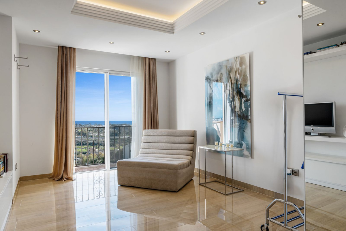 4 Bed, 3 Bath, ApartmentFor Sale, Los Almendros, Malaga