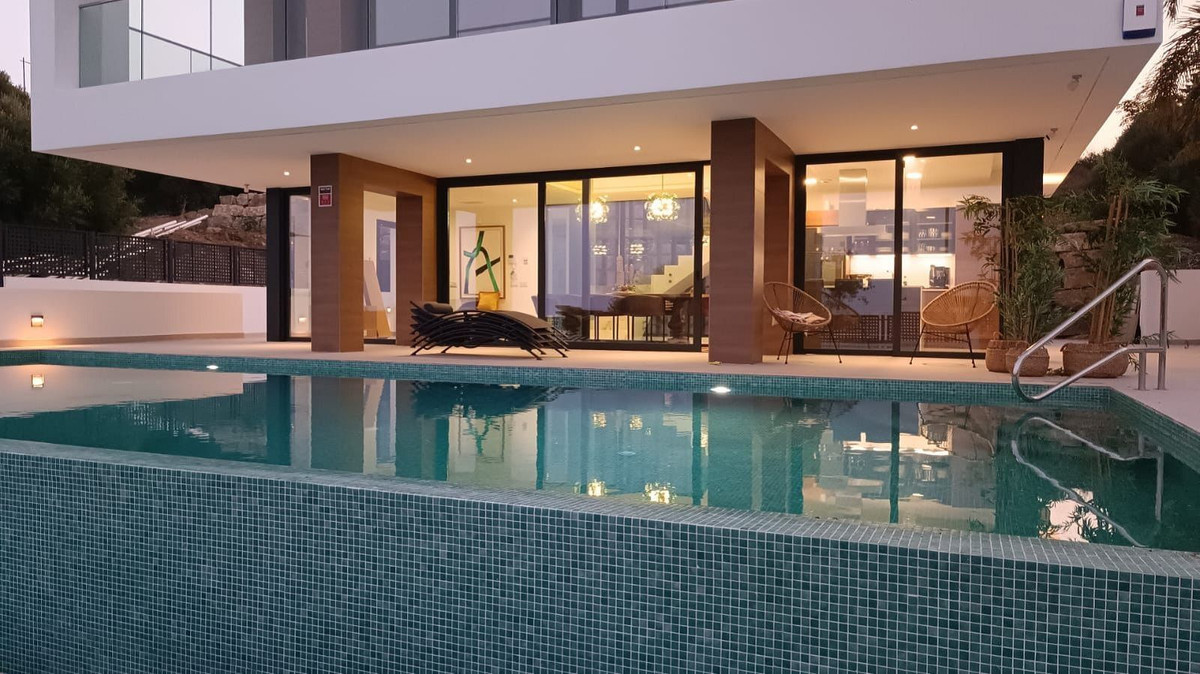 3 Bed, 4 Bath, HouseFor Sale, Estepona, Malaga