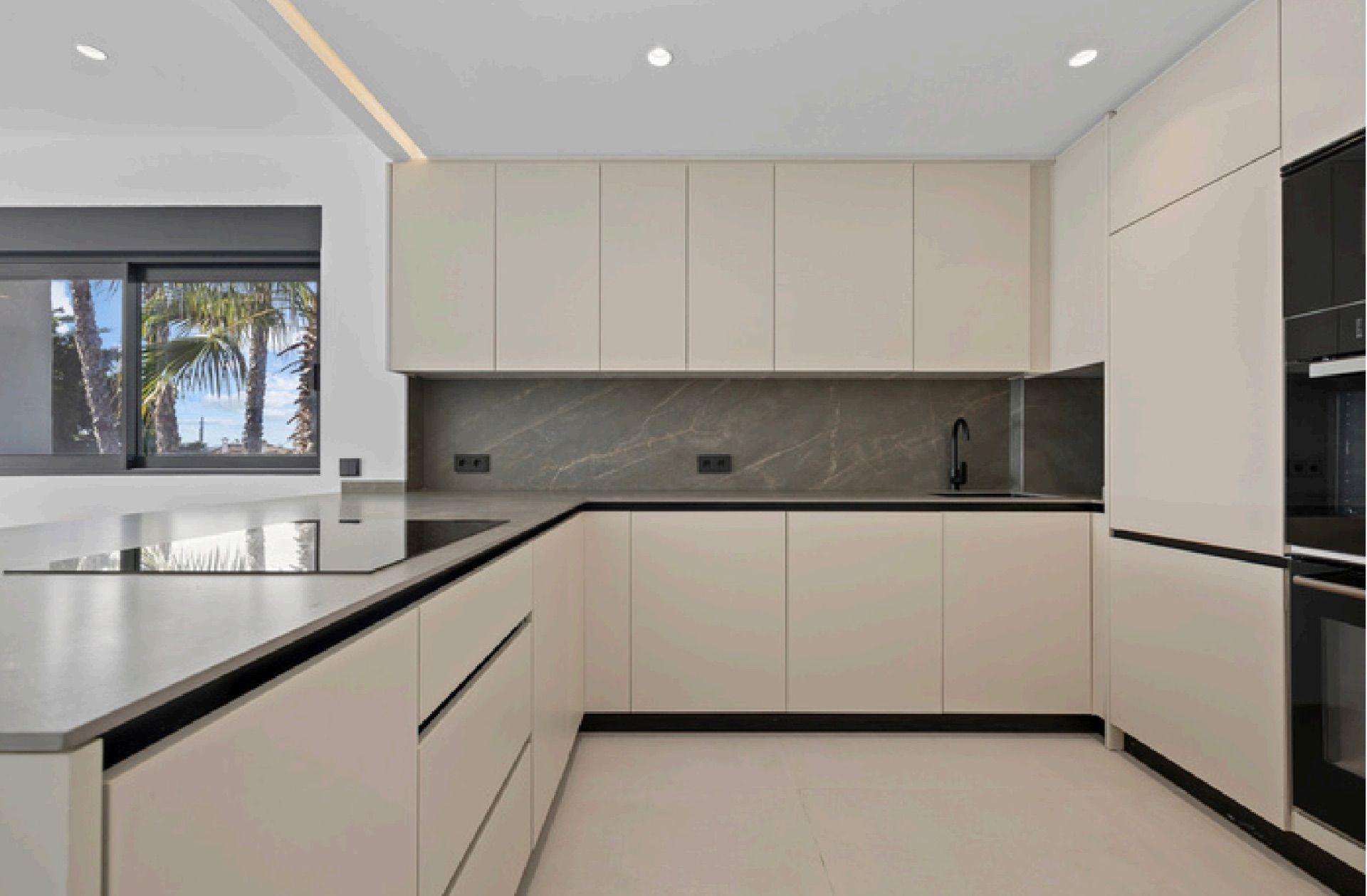 3 Bed, 2 Bath, ApartmentFor Sale, Estepona, Malaga, 29680