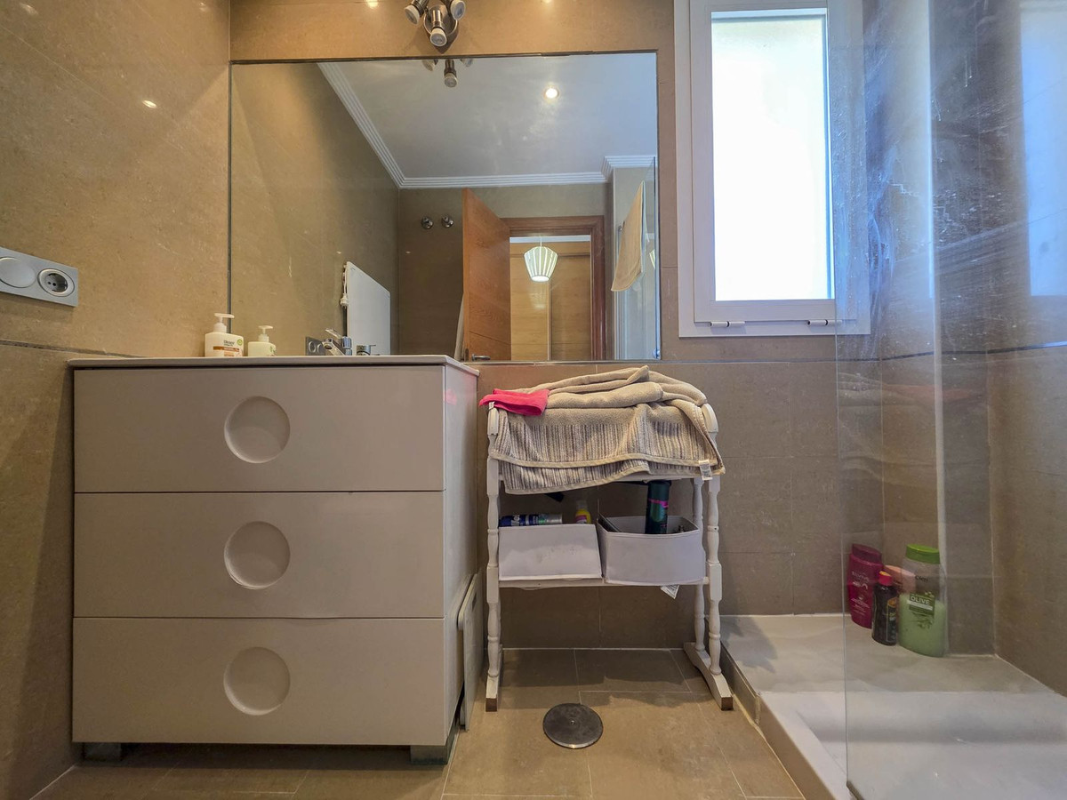 3 Bed, 2 Bath, ApartmentFor Sale, La Duquesa, Malaga