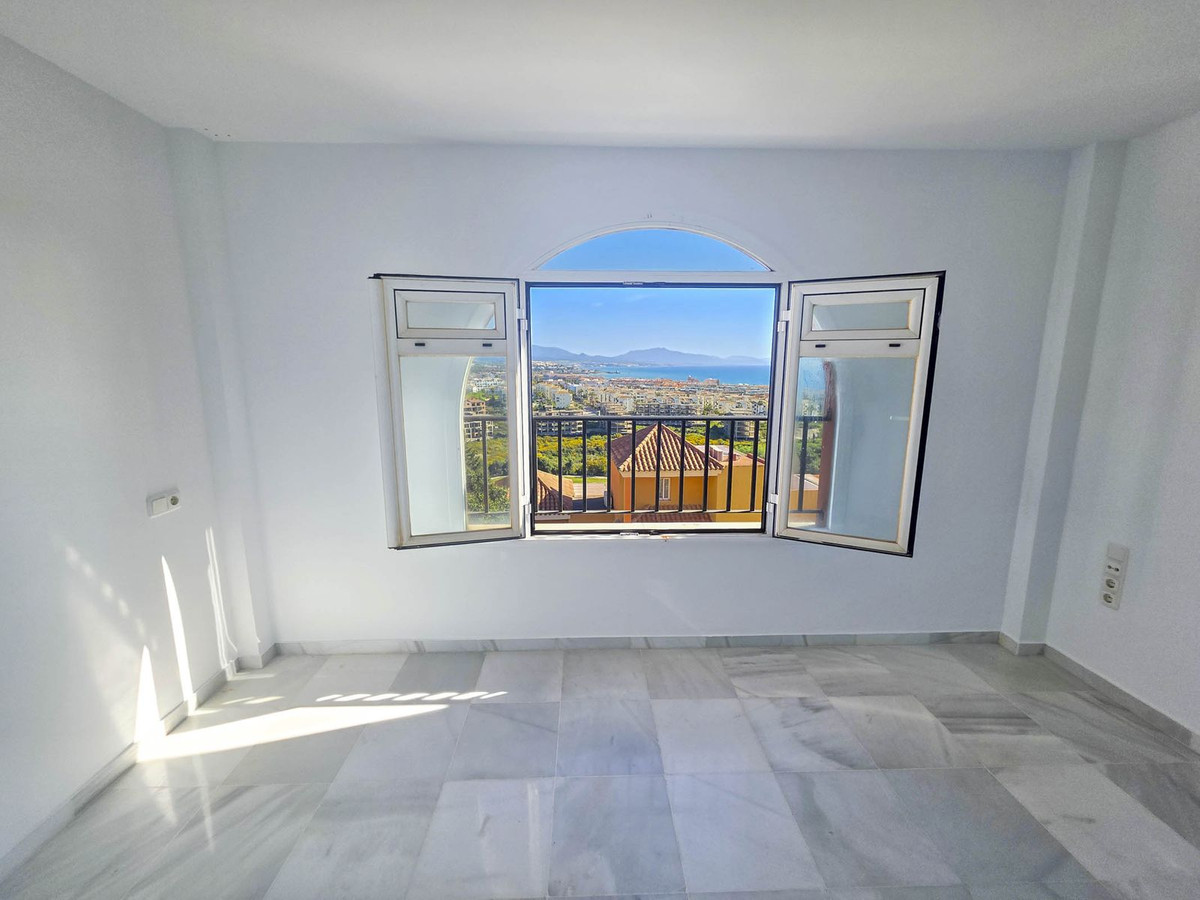 3 Bed, 2 Bath, ApartmentFor Sale, La Duquesa, Malaga