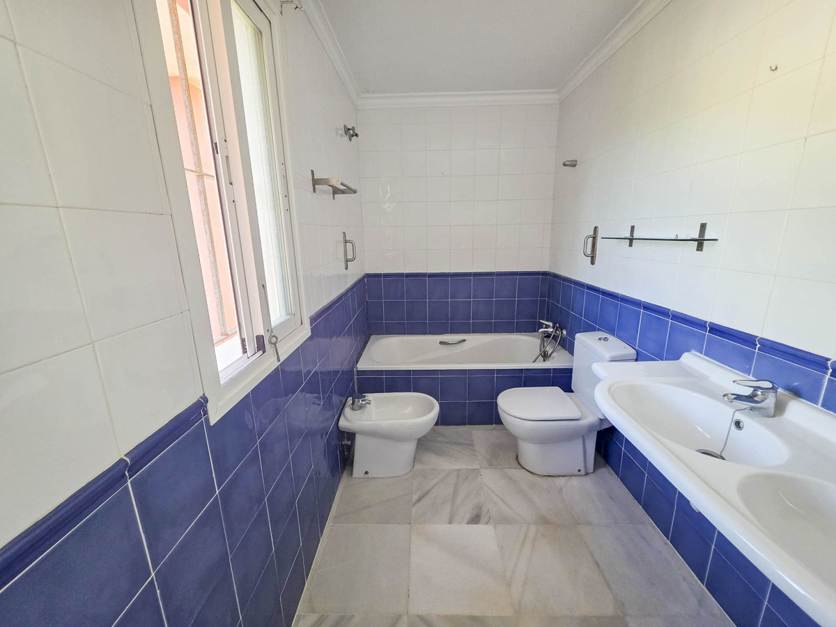 3 Bed, 2 Bath, ApartmentFor Sale, La Duquesa, Malaga