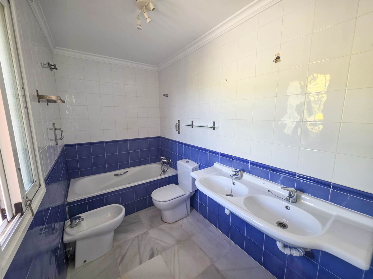 3 Bed, 2 Bath, ApartmentFor Sale, La Duquesa, Malaga