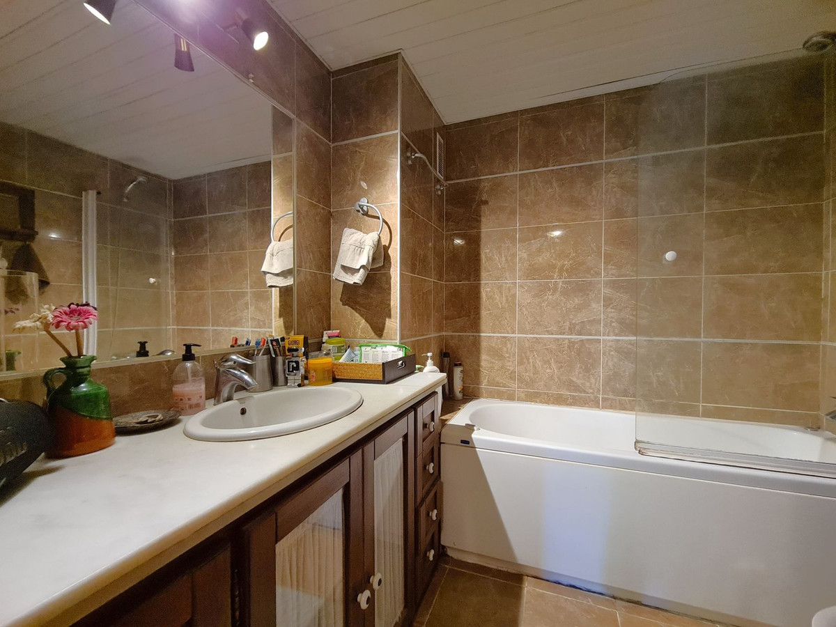 1 Bed, 1 Bath, ApartmentFor Sale, Estepona, Malaga