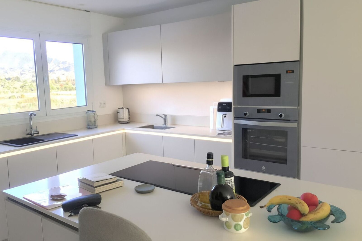 3 Bed, 3 Bath, HouseFor Sale, El Paraiso, Malaga