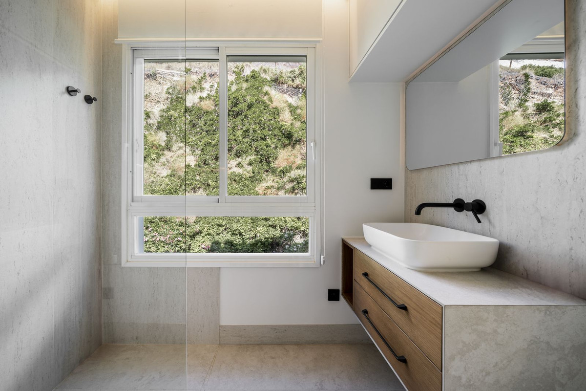 3 Bed, 3 Bath, ApartmentFor Sale, Benahavis, Malaga