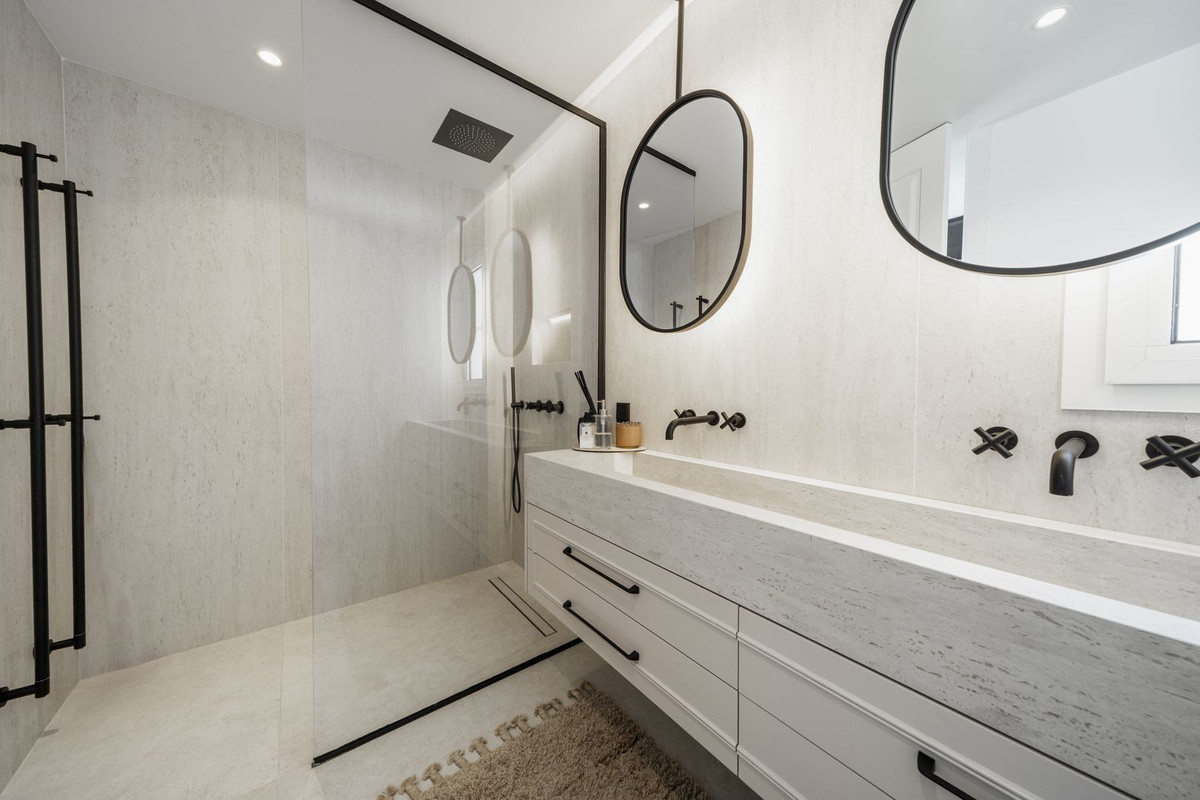 3 Bed, 3 Bath, ApartmentFor Sale, Benahavis, Malaga