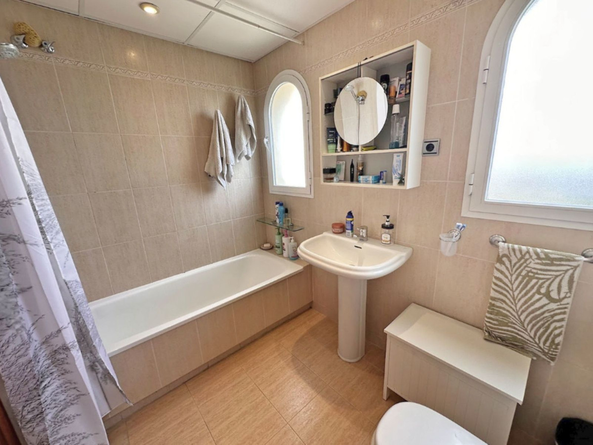 2 Bed, 1 Bath, ApartmentFor Sale, Cerros del Aguila, Malaga