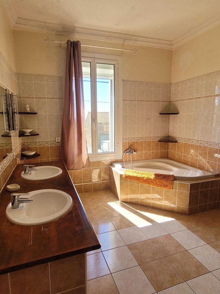 3 Bed, 2 Bath, HouseFor Sale, Capestang, Herault, Languedoc-Roussillon, 34310