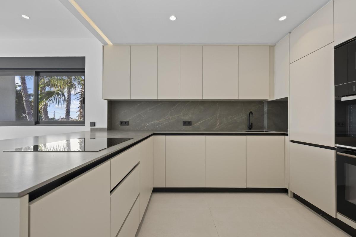 3 Bed, 2 Bath, ApartmentFor Sale, Estepona, Costa del Sol