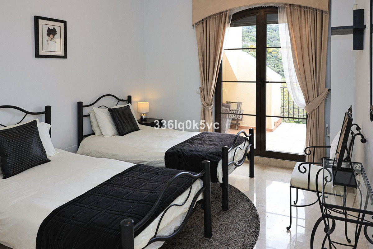 3 Bed, 2 Bath, ApartmentFor Sale, Benahavis, Malaga