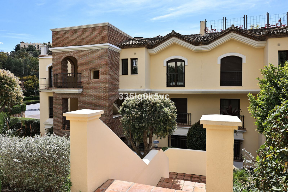 3 Bed, 2 Bath, ApartmentFor Sale, Benahavis, Malaga