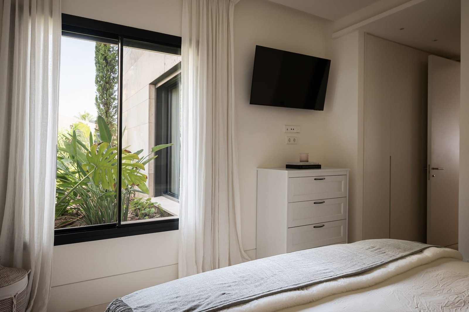 3 Bed, 3 Bath, ApartmentFor Sale, Benahavis, Malaga