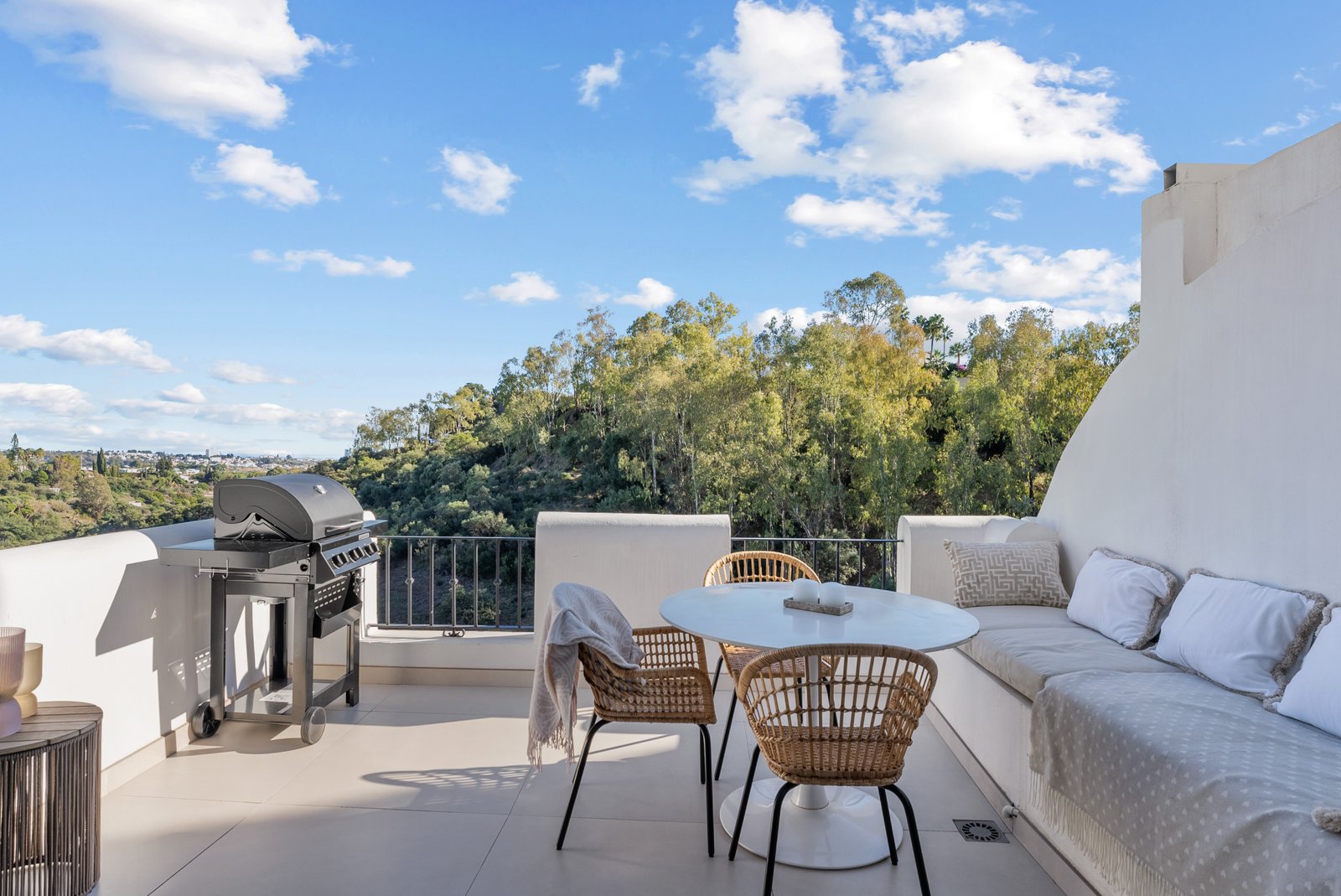 3 Bed, 2 Bath, ApartmentFor Sale, Benahavis, Malaga