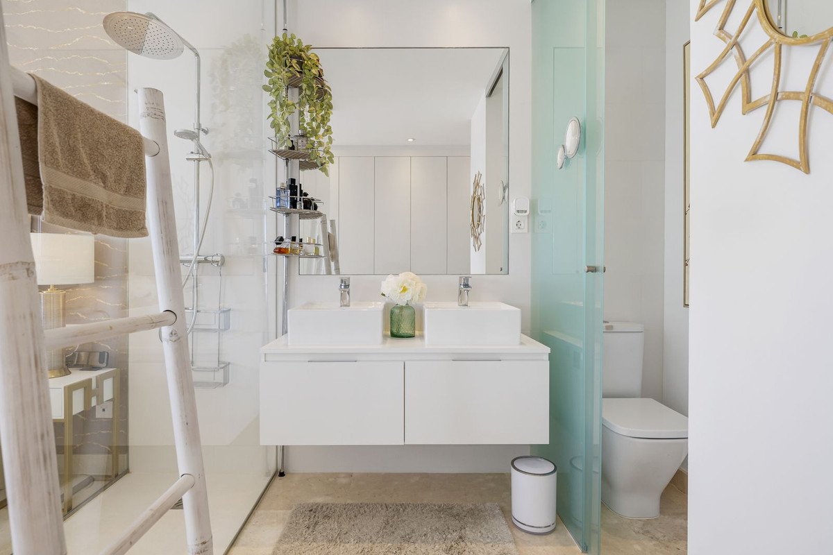 3 Bed, 2 Bath, ApartmentFor Sale, Benahavis, Malaga