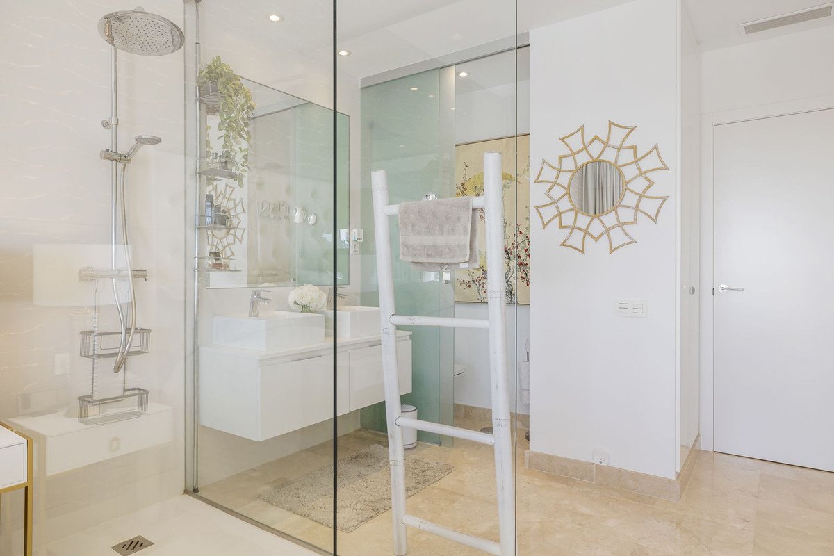 3 Bed, 2 Bath, ApartmentFor Sale, Benahavis, Malaga