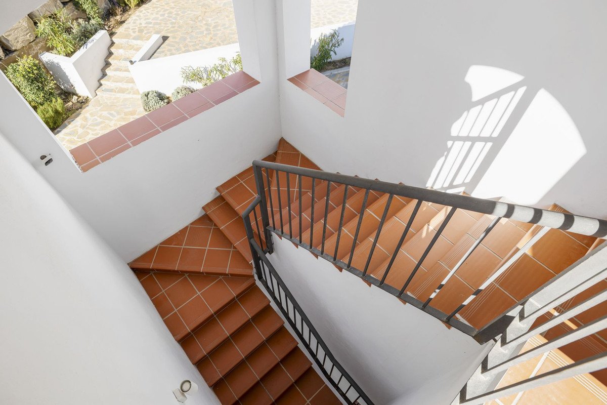 3 Bed, 2 Bath, ApartmentFor Sale, Benahavis, Malaga