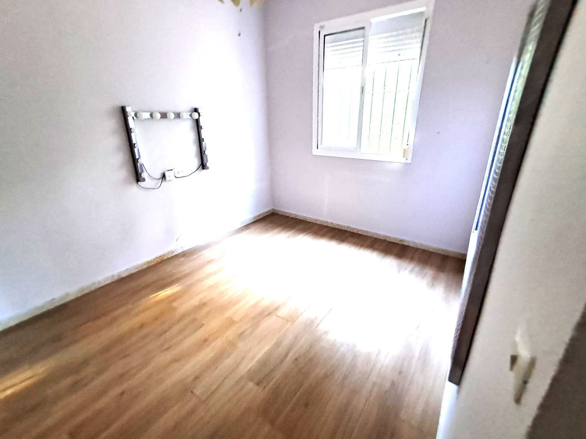 5 Bed, 2 Bath, HouseFor Sale, Estepona, Malaga