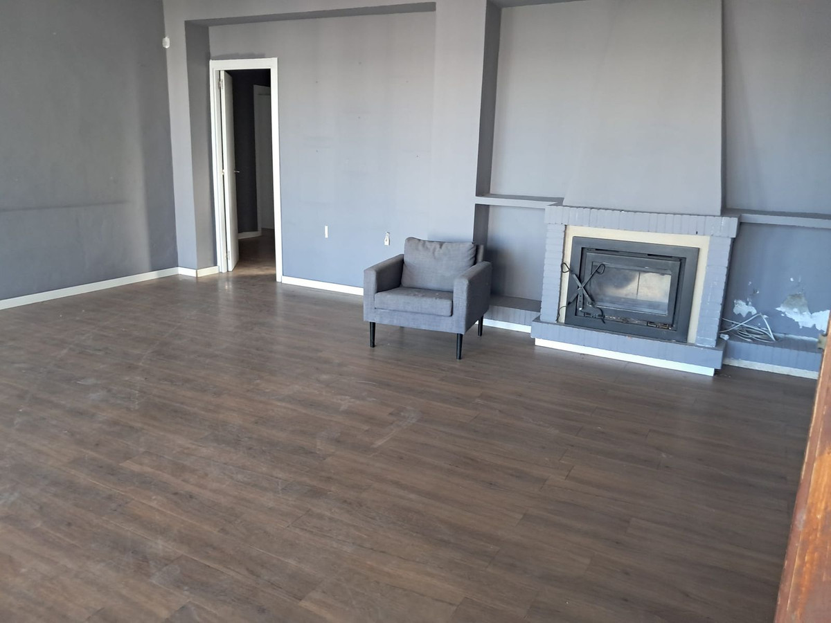 5 Bed, 2 Bath, HouseFor Sale, Estepona, Malaga